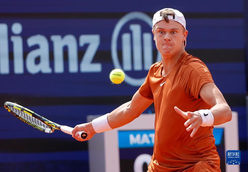 仅落后2杆 仅落后2杆